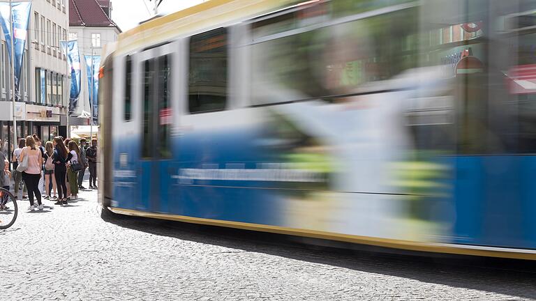 Die Straba in Würzburg kann für viele Schüler und Azubis bald für 365 Euro im Jahr genutzt werden. Doch das Ticket hat noch gewisse Hürden.