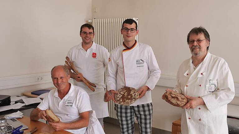 Das Bild zeigt von links: Brotprüfer Manfred Stiefel, Florian Schmitt, Christoph Schmitt (beide Schmitt`s Backstube) und stellvertretender Obermeister Heribert Hedrich.  Foto: Marina Straub/Schmitt's Backstube       -  Das Bild zeigt von links: Brotprüfer Manfred Stiefel, Florian Schmitt, Christoph Schmitt (beide Schmitt`s Backstube) und stellvertretender Obermeister Heribert Hedrich.  Foto: Marina Straub/Schmitt's Backstube