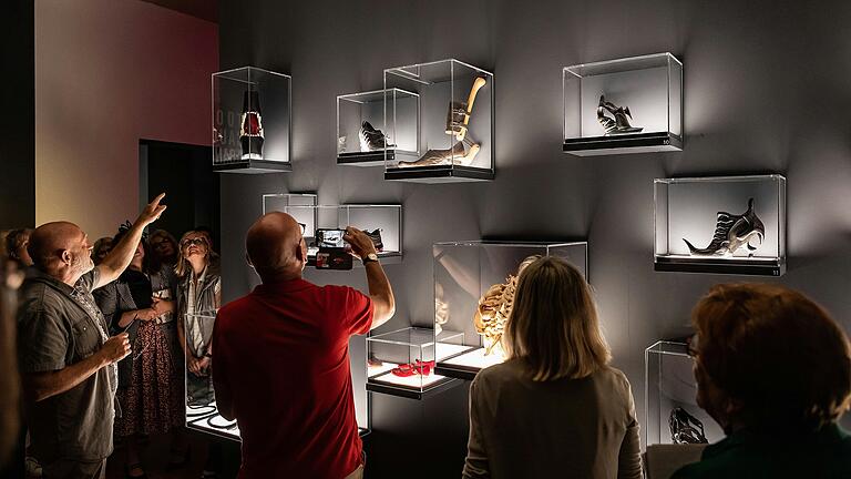 Das Museum hat für die Ausstellung stilvoll düstere Räume geschaffen. Viele Objekte sind in effektvoll ausgeleuchteten Vitrinen präsentiert. Das Museum hat für die Ausstellung stilvoll düstere Räume geschaffen. Viele Objekte sind in effektvoll ausgeleuchteten Vitrinen präsentiert.