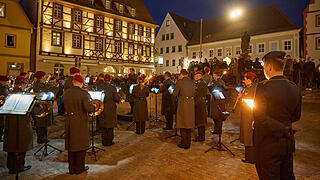 Bundeswehr lädt ein zur Indienststellung und Verleihung des Beinamens 'Mainfranken' an das schwere Logistikbataiollon 467.
Das Heeresmusikkorps Veitshöchheim spielt eine Serenade auf dem Marktplatz in Volkach.