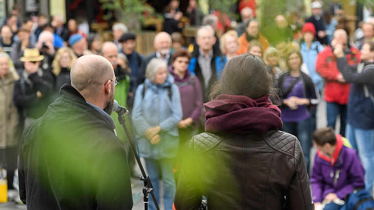 Bündnis Verkehrswende jetzt       -  Die beiden Pressesprecher des Bündnisses Verkehrswende jetzt Karolin Issing und Volker Glöckner stellen am Samstag (27.04.19) in der Eichhornstraße in Würzburg ihre Positionen und Ziele vor. Weniger Autoverkehr, besserer ÖPNV, neue Radwege und saubere Luft: Das Bündnis aus 21 Parteien und Organisationen will Druck machen in Sachen Verkehrswende.