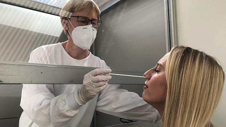 Dr. Petra Gehrsitz behandelt in der Corona-Testkabine: Zu Vorführungszwecken ist ihre Tochter Linda Gehrsitz in die Rolle der Patientin geschlüpft. Dr. Petra Gehrsitz behandelt in der Corona-Testkabine: Zu Vorführungszwecken ist ihre Tochter Linda Gehrsitz in die Rolle der Patientin geschlüpft.