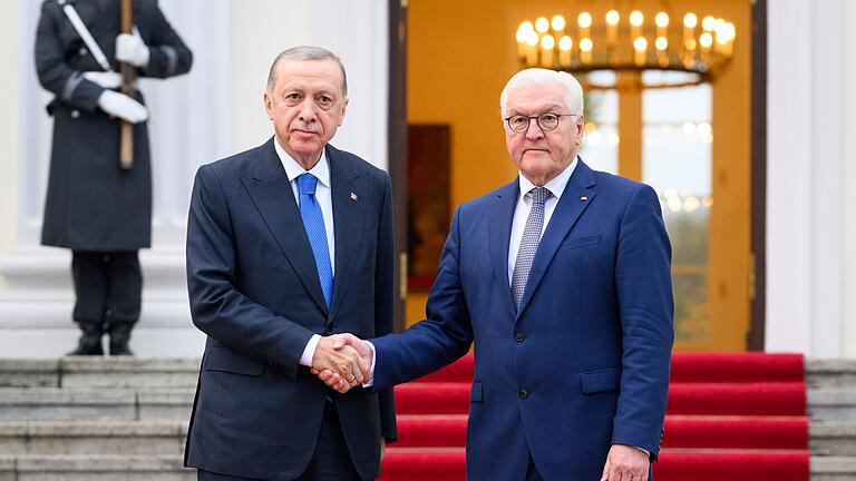 Türkischer Präsident Erdogan in Deutschland.jpeg       -  Bundespräsident Frank-Walter Steinmeier (rechts) empfängt Recep Tayyip Erdogan, Präsident der Türkei, bei einem früheren Besuch in Deutschland.