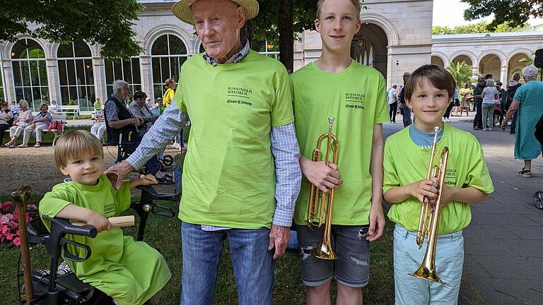 Hugo Schäfer (87) aus Oberwerrn/ Schweinfurt nimmt gemeinsam mit den Enkeln Leonard (4), Laurenz und Leonard. Vermutlich der älteste und der jüngste Teilnehmer.       -  Hugo Schäfer (87) aus Oberwerrn/ Schweinfurt nimmt gemeinsam mit den Enkeln Leonard (4), Laurenz und Leonard. Vermutlich der älteste und der jüngste Teilnehmer.