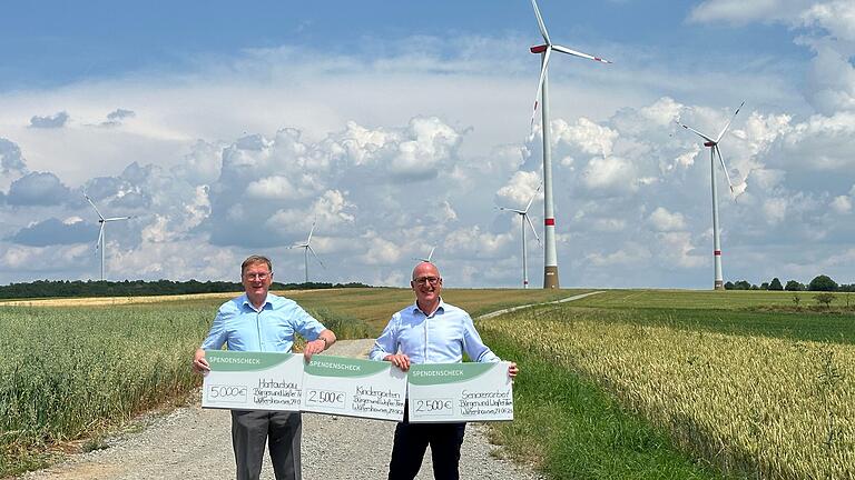 Spendenübergabe an die Gemeinde Wülfershausen am Windpark 'Weißer Turm'. Im Bild (von links) Bürgermeister Wolfgang Seifert und Stefan Paulus, Geschäftsführer der Firma Wust – Wind &amp; Sonne.