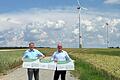 Spendenübergabe an die Gemeinde Wülfershausen am Windpark 'Weißer Turm'. Im Bild (von links) Bürgermeister Wolfgang Seifert und Stefan Paulus, Geschäftsführer der Firma Wust – Wind &amp; Sonne.