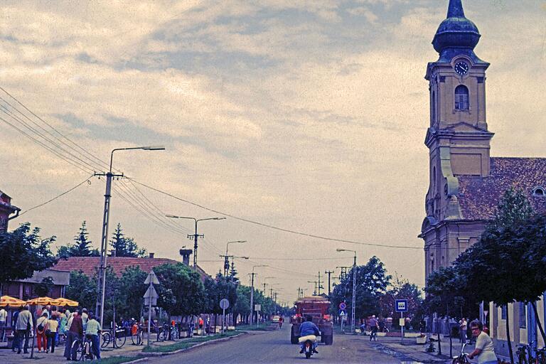 Die Hauptstraße in Elek mit der Kirche (rechts). Das Bild entstand im Jahr 1987 während einer der ersten Fahrten von Gerolzhöfern in den ungarischen Ort nahe der Grenze zu Rumänien.