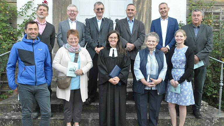 Elf Frauen und Männer aus der Kirchengemeinde Eyrichshof feierten vor kurzem Jubelkonfirmation. Bei den 'Silbernen', die vor 25 Jahren konfirmiert wurden, waren Dr. David Eller (links im Bild) und Désirée Schwengler, geb. Bühling (rechts) dabei, bei den 'Goldenen' die 50 Jahren konfirmiert wurden, waren es (hintere Reihe) Werner Kirchner, Dr. Herbert Platsch, Dr. Werner Hornung, Willi Günther, Horst Petereins, Adi Mildenberger, sowie vorne Renate Heusinger, geb. Denninger (Zweite von links) und Inge Thurn, geb. Sperber (Zweite von rechts). In der Mitte Pfarrerin Eszter Manke-Lackner, die den Festgottesdienst in der Schlosskirche Fischbach hielt. Der Gottesdienst wurde vom Posaunenchor Fischbach (Leitung Helmut Horn) und Organist Manfred Eller musikalisch gestaltet.