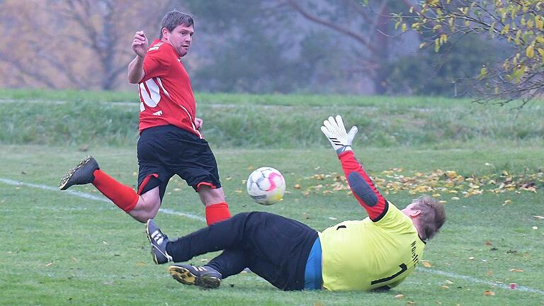 Unser Bild zeigt den 2:1-Siegtreffer von Alexander Faust im Duell der SG Rothhausen/Volkershausen gegen die SG Burglauer II. Mit zwei Treffern drehte Faust die Partie praktisch im Alleingang.       -  Unser Bild zeigt den 2:1-Siegtreffer von Alexander Faust im Duell der SG Rothhausen/Volkershausen gegen die SG Burglauer II. Mit zwei Treffern drehte Faust die Partie praktisch im Alleingang.