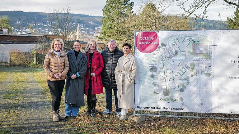 Am Laurentiusberg wurde das Projekt 'Wohnmobilpark' vorgestellt: (Von links) Sabine Münch (Leiterin Wirtschaftsförderung Stadt Tauberbischofsheim), Alisa Bauer, Bürgermeisterin Anette Schmidt, Martin und Christiane Bauer. Am Laurentiusberg wurde das Projekt 'Wohnmobilpark' vorgestellt: (Von links) Sabine Münch (Leiterin Wirtschaftsförderung Stadt Tauberbischofsheim), Alisa Bauer, Bürgermeisterin Anette Schmidt, Martin und Christiane Bauer.
