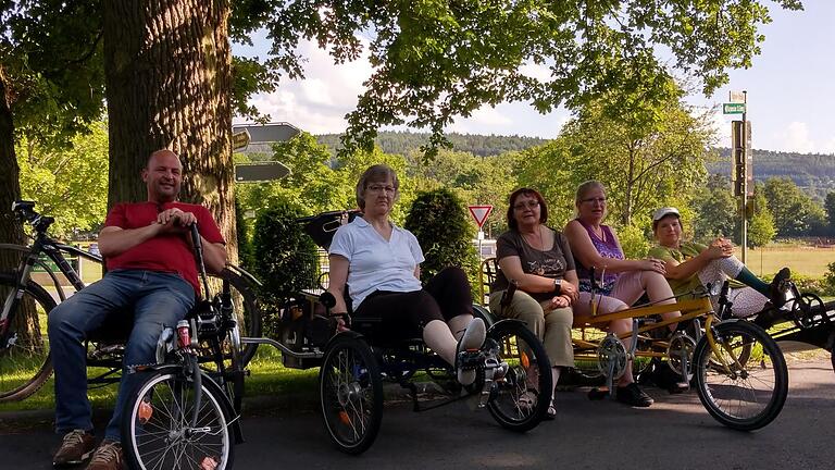 Mitglieder der MS-Selbsthilfegruppe Bad Brückenau bei einem Treffen nahe des Fahrradmuseums. Foto: Andre Pfister       -  Mitglieder der MS-Selbsthilfegruppe Bad Brückenau bei einem Treffen nahe des Fahrradmuseums. Foto: Andre Pfister