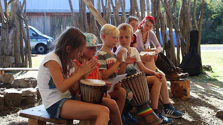 30 Kinder waren beim Naturerlebniscamp am Schwarzen Moor mit dabei. Auch Musik machen stand auf dem Programm.