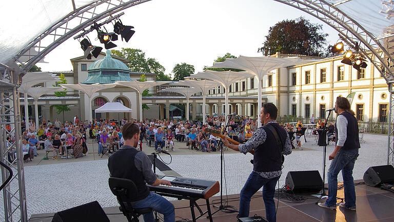 Fast 500 Gäste hatten im Innenhof des Luitpoldbades Platz gefunden. Foto: Klaus Werner       -  Fast 500 Gäste hatten im Innenhof des Luitpoldbades Platz gefunden. Foto: Klaus Werner