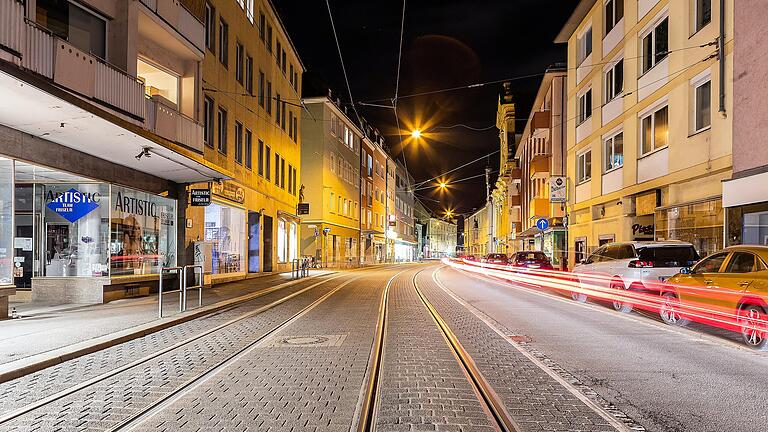 Nachts hier draußen kein Alkohol mehr: Blick in die nächtliche Sanderstraße in Würzburg.