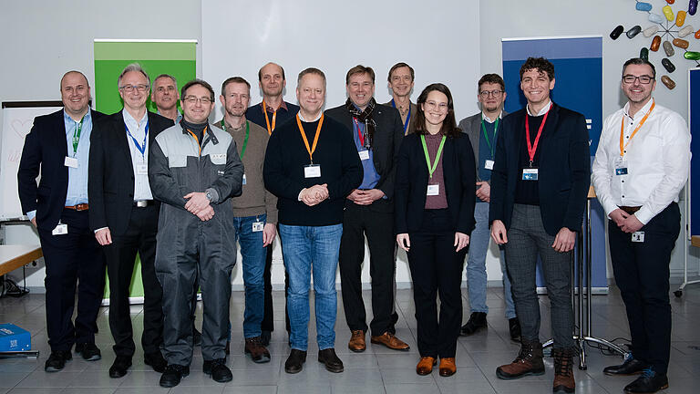 Vertreterinnen und Vertreter der Julius-Maximilians-Universität besuchen BASF Coatings in Würzburg: Professor Dr. Matthias Bode, Professorin Dr. Verena Haun, Professor Dr. Heiner Vogel, Professor Dr. Bert Hecht, Professor Dr. Andreas Hotho, Professor Dr. Frank Würthner, Dr. Matteo Cicciotti, Martin Dittrich, Dr. Peter Hommes, Dr. Norbert Löw, Dr. Simon Kinzel, Dr. Michael Wohlfarth und Nikolaus Grebe.