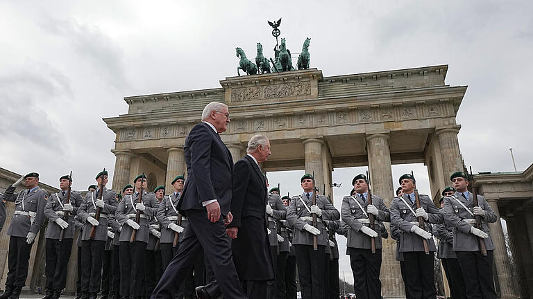 Deutschlandbesuch von König Charles III. - Berlin       -  König Charles III. wird am Mittwochnachmittag am Brandenburger Tor von Bundespräsident Frank-Walter Steinmeier (links) mit militärischen Ehren empfangen.