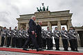 Deutschlandbesuch von König Charles III. - Berlin       -  König Charles III. wird am Mittwochnachmittag am Brandenburger Tor von Bundespräsident Frank-Walter Steinmeier (links) mit militärischen Ehren empfangen.