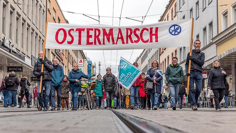 Gut 250 Menschen waren dabei: Würzburger Ostermarsch am Karsamstag, hier der Demonstrationszug in der Kaiserstraße.&nbsp;