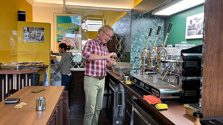 Bad Kissingens Einzelhandel und Gastronmie       -  Die Kaffeezubereitung im Bellagio erfolgt noch in Handarbeit.