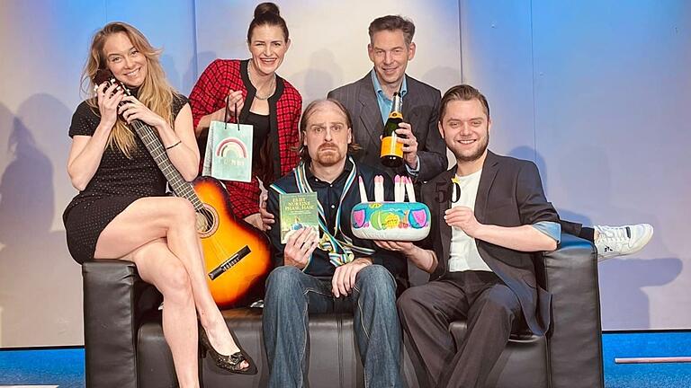 Wenn der 50. Geburtstag zur Herausforderung wird. Die Spessartgrotte bringt Martin Baltscheits Stück über Lebensveränderungen auf die Bühne. Wenn der 50. Geburtstag zur Herausforderung wird. Die Spessartgrotte bringt Martin Baltscheits Stück über Lebensveränderungen auf die Bühne.