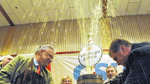 Kräftiger Überdruck im Fass: Beim Starkbieranstich der CSU in der Kürnacher Höllberghalle gab's eine Bierdusche für (von links) Bayerns Innenminister Joachim Herrmann, die stellvertretende Landrätin Elisabeth Schäfer, den Bundestagsabgeordneten Paul Lehrieder und Kürnachs Bürgermeister Thomas Eberth.