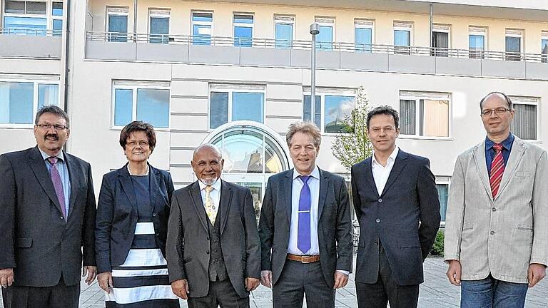 Nach 25 Jahren Belegarzttätigkeit im Marktkrankenhaus verabschiedeten (von links) Krankenhausvorstand Heinrich Keller und Bürgermeisterin Edeltraud Baumgartl Dr. Nik-Malek Bashti. Im Bild mit seinen Praxiskollegen Dr. Michael Klug, Dr. Bernd Baumann und Dr. Klaus Kosch.