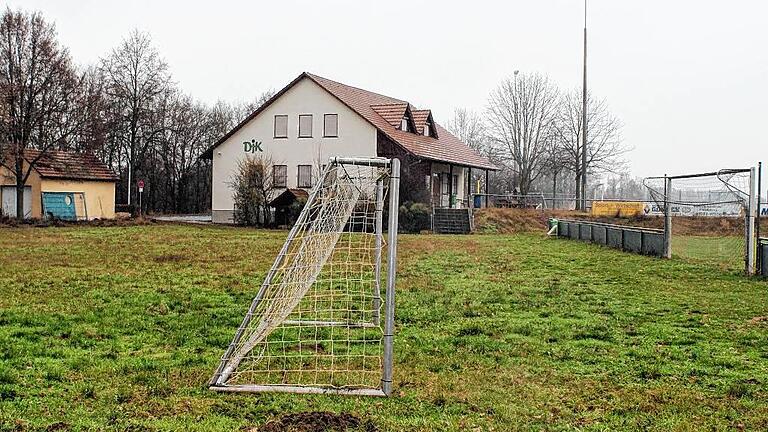 Der nächste mögliche Standort für den Bau einer Kinderkrippe in Wiesentheid: Diese als Bolz- und Trainingsplatz kaum  genutzte Fläche am DJK-Gelände. Ob das Sportheim (hinten) eventuell zur Verfügung steht, hängt vom Votum der Mitglieder ab.