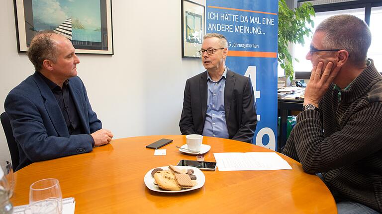 Peter Bofinger (Mitte) im Gespräch mit den beiden Main-Post-Redakteuren Jürgen Haug-Peichl (links) und Andreas Jungbauer.&nbsp;