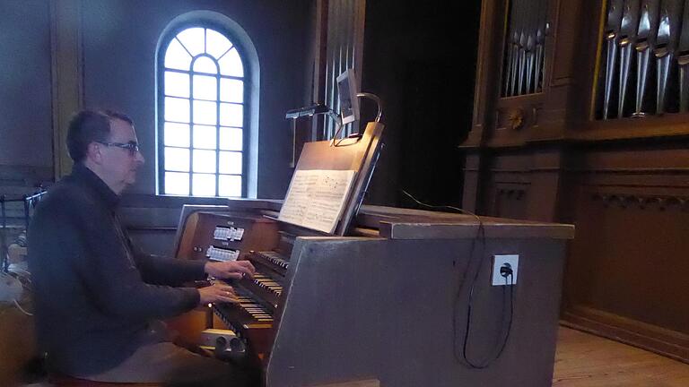 Kirchenmusikdirektor Jörg Wöltche an der Steinmeyer-Orgel in der Erlöserkirche. Thomas Ahnert       -  Kirchenmusikdirektor Jörg Wöltche an der Steinmeyer-Orgel in der Erlöserkirche. Thomas Ahnert