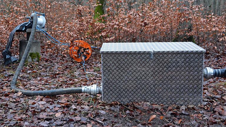 Diese Messstelle im Wald bei Laudenbach soll weitere Ergebnisse zum Grundwasserstand liefern. In der silbernen Box befinden sich Mengenzähler und Messinstrumente.