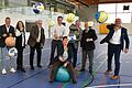 Ein großer Wurf für die Gemeinde Giebelstadt; bei der Eröffnung der neuen Sporthalle (von links)&nbsp; stellvertretende Schulleiterin Sandra Eisert, Bauamtsleiter Stefan Schirm, Theresa Göpfert, Matthias Hetterich und Andreas Michael vom Büro Hetterich Architekten, Landrat Thomas Eberth, Pfarrer Franz Schmitt, Bürgermeister Helmut Krämer und vorne sitzend Pfarrerin Christine Schlör.