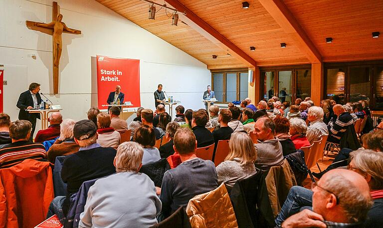 Die Diskussion wurde durch Fragen aus dem Publikum konstruktiv erweitert. Die Diskussion wurde durch Fragen aus dem Publikum konstruktiv erweitert.