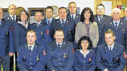 Ehrungen und Wahlen: Bei der Altfelder Feuerwehr stellten sich die Geehrten und neu Gewählten für den Fotografen auf: (stehend, von links) Erwin Wolf, Kreisbrandinspektor Bertram Werrlein, die neue Vorsitzende Sylvia Väthröder, Gerhard Wolz, stellvertretender Kommandant Stephan Wiesmann, Kommandant Ralf Albert, Andreas Freudenberger, Bürgermeisterin Helga Schmidt-Neder, Andreas Wolf, Kreisbrandmeister Thomas Baumann, Thomas Roos; (sitzend, von links) stellvertretender Vorsitzender Alexander Müller, Bernd Fertig, Kassiererin Sabine Freudenberger und Markus Eitel. Ehrungen und Wahlen: Bei der Altfelder Feuerwehr stellten sich die Geehrten und neu Gewählten für den Fotografen auf: (stehend, von links) Erwin Wolf, Kreisbrandinspektor Bertram Werrlein, die neue Vorsitzende Sylvia Väthröder, Gerhard Wolz, stellvertretender Kommandant Stephan Wiesmann, Kommandant Ralf Albert, Andreas Freudenberger, Bürgermeisterin Helga Schmidt-Neder, Andreas Wolf, Kreisbrandmeister Thomas Baumann, Thomas Roos; (sitzend, von links) stellvertretender Vorsitzender Alexander Müller, Bernd Fertig, Kassiererin Sabine Freudenberger und Markus Eitel.