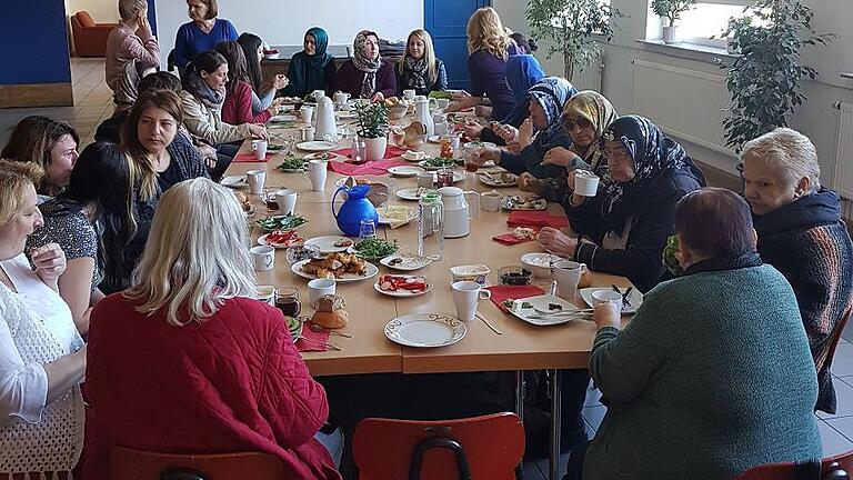 Jeden Mittwoch treffen sich in Erlenbach (Lkr. Miltenberg) Frauen mit und ohne Migrationshintergrund zum Frühstück.