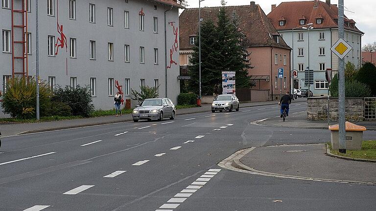 Am Schelmsrasen endet heute der Fahrradschutzstreifen in der Niederwerrner Straße stadtauswärts. Er wird jetzt bis zur Nikolaus-Hofmann-Straße verlängert.