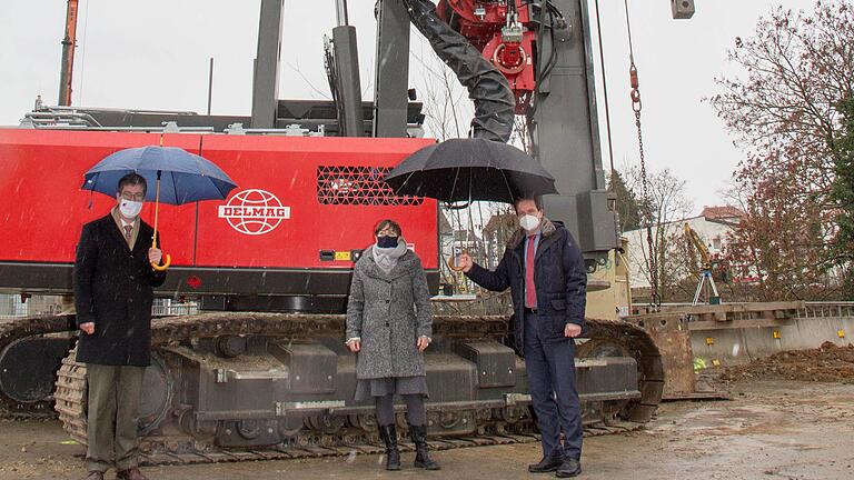 Annette Messerer,&nbsp; Leiterin des Fachbereichs Tiefbau und Verkehrswesen (Mitte) mit Oberbürgermeister Christian Schuchardt (links) und Baureferent Benjamin Schneider (rechts) in der Siligmüllerstraße, wo unter Einsatz von Großbohrern die Arbeiten zur Herstellung der Baugrubenverbauten begannen.