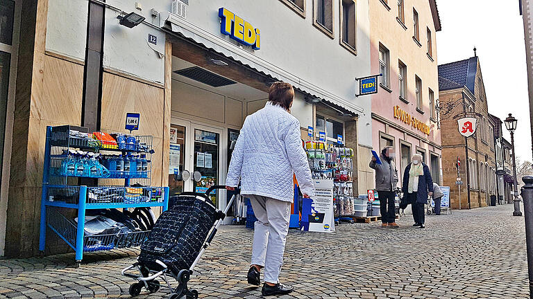 Die Tedi-Filialen im Landkreis Haßberge (unser Bild zeigt das Geschäft in der Haßfurter Hauptstraße) dürfen geöffnet bleiben. Das hat das Landratsamt bestätigt. Die Tedi-Filialen im Landkreis Haßberge (unser Bild zeigt das Geschäft in der Haßfurter Hauptstraße) dürfen geöffnet bleiben. Das hat das Landratsamt bestätigt.