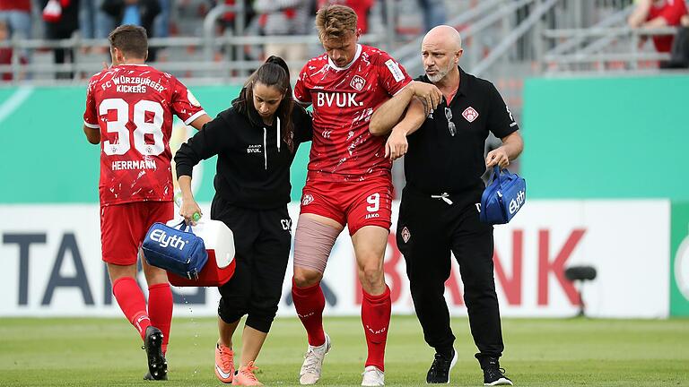 Bitterer Ausfall: Physiotherapeutin Cristina Mora und Teamarzt Dirk Böhm führen den verletzten Marvin Pourié vom Feld. Der Angreifer wird den Kickers für längere Zeit fehlen. Bitterer Ausfall: Physiotherapeutin Cristina Mora und Teamarzt Dirk Böhm führen den verletzten Marvin Pourié vom Feld. Der Angreifer wird den Kickers für längere Zeit fehlen.