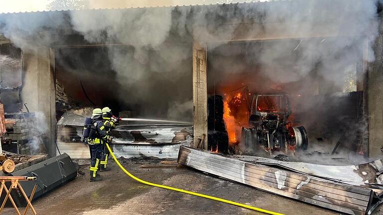 Als die Einsatzkräfte der Feuerwehr in Ginolfs eintrafen, loderten bereits Flammen in der Maschinenhalle. Als die Einsatzkräfte der Feuerwehr in Ginolfs eintrafen, loderten bereits Flammen in der Maschinenhalle.