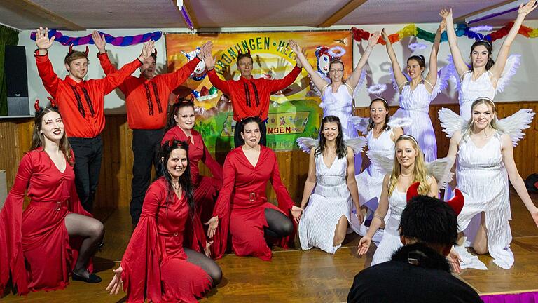 Regelmäßiger Finalist des Abends ist die ganzjährig trainierende Aerobicgruppe unter Leitung von Annette Körner und ihrer Tochter Marie-Aline Schattner. Verkleidet als Engel und Teufel schwebten und fegten sie über die Bühne.