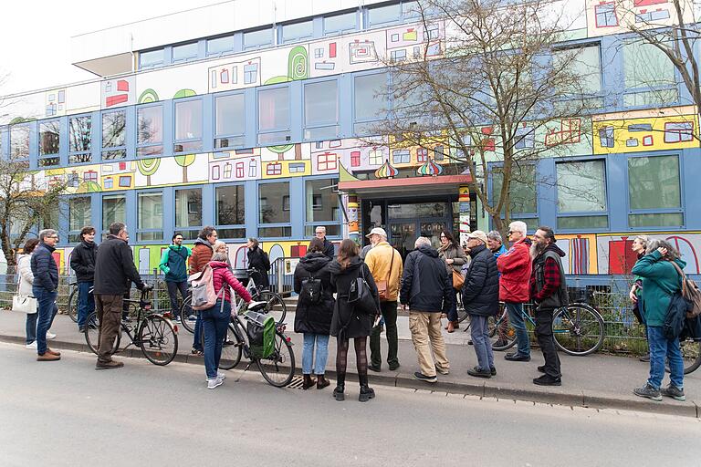 Der Stadtteilspaziergang führte zur Hundertwasser-Schule, die gedämmt wurde. Der Stadtteilspaziergang führte zur Hundertwasser-Schule, die gedämmt wurde. 
