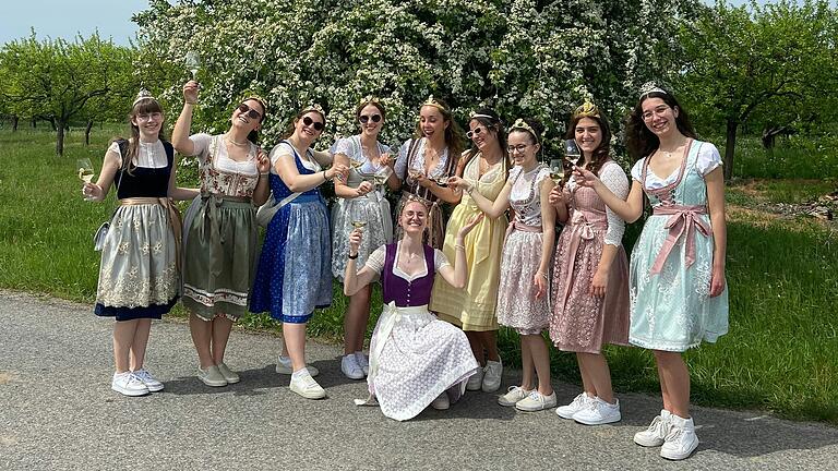 Julia Krapf (Mitte) mit Prinzessinnen aus den Nachbarorten.