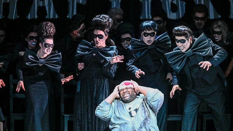 Ein zu Vampiren mutiertes Ensemble quält den armen Falstaff (Siyabulela Ntlale).