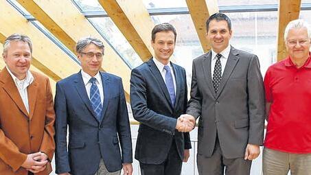 Ernennung des neuen Kreisheimatpflegers für den südlichen Landkreis Schweinfurt: (von links) Martin Weth, der Zweite Bürgermeister von Röthlein, Röthleins Bürgermeister Albrecht Hofmann, Landrat Florian Töpper, der neue Kreisheimatpfleger Stefan Menz und Klaus Nitzschner von der Unteren Denkmalschutzbehörde. Ernennung des neuen Kreisheimatpflegers für den südlichen Landkreis Schweinfurt: (von links) Martin Weth, der Zweite Bürgermeister von Röthlein, Röthleins Bürgermeister Albrecht Hofmann, Landrat Florian Töpper, der neue Kreisheimatpfleger Stefan Menz und Klaus Nitzschner von der Unteren Denkmalschutzbehörde.