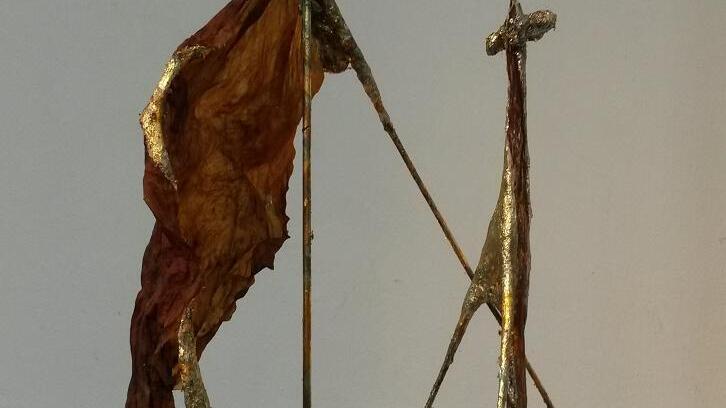 „Liebespaar“ – eine Skulptur von Heinrich Wolf (Algenfundstücke auf Metallgestell, vergoldet). „Liebespaar“ – eine Skulptur von Heinrich Wolf (Algenfundstücke auf Metallgestell, vergoldet).