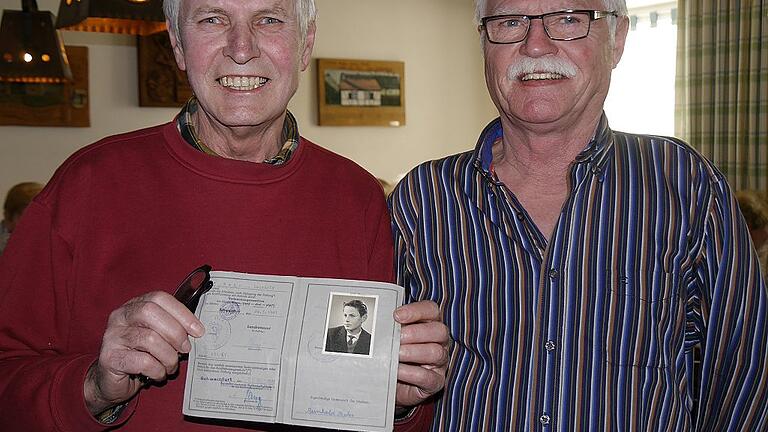 Ein &bdquo;Lappen&ldquo; aus dem Jahr 1961: Reinhold Behr (links) mit Winfried Huppmann.