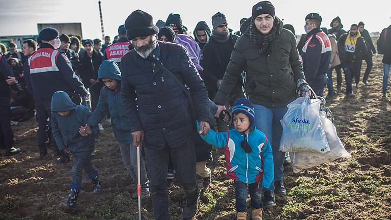Flüchtlinge mit all ihren Habseligkeiten am Grenzübergang Pazarkule entlang der türkisch-griechischen Grenze. Flüchtlinge mit all ihren Habseligkeiten am Grenzübergang Pazarkule entlang der türkisch-griechischen Grenze. 