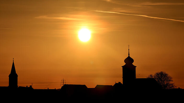 Die Silhouette von Dornheim: Die beiden Kirchen im Sonnenuntergang.