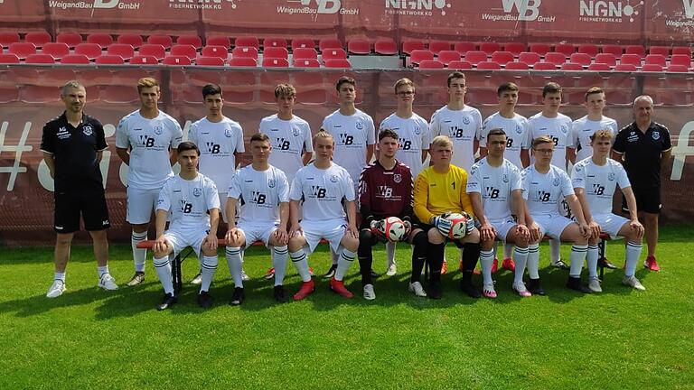 Die U19 des TSV Aubstadt in der Saison 2021/22: Alexander Gensch (Trainer, hinten von links), Raphael Sturdza, Ali Rezai, Jannik Reubelt, Tarek Sahyoun, Luca Rosenkranz, Paul Wirsing, Linus Hey, Daniel Killian, Julius Zirkelbach, Co-Trainer Sven Pöhl sowie (vorne von links) Johannes Israelyan, Tobias Mönch, Lukas Gerstner, Tim Mühlfeld, Lukas Wasser, Fabian Blum, Julius Buchs und Louis Zoch. Es fehlen: Luis Werner, Niclas Müller, Leo Dietz, Leon Wachtel.