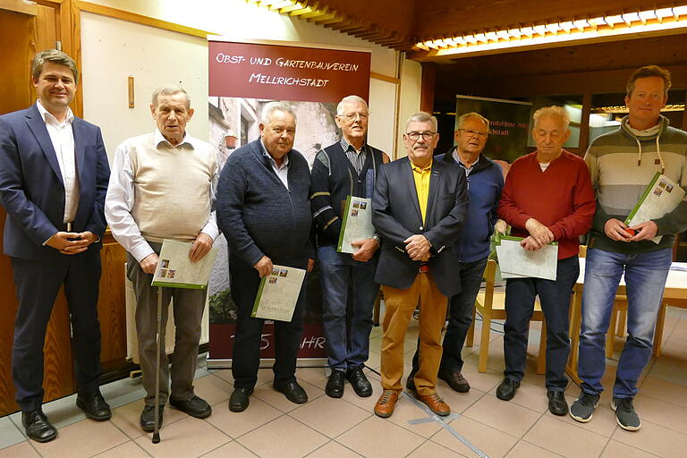 Sie wurden für 40 Jahre Mitgliedschaft im OGV Mellrichstadt von Vorstand Otto Sum (Mitte, gelbes Hemd) mit der goldenen Ehrennadel mit Kranz geehrt, ab 2. von links: Alois Reder, Dietmar Adler, Werner Stäblein, Uli Lamm, Roland Beck (nahm auch die Urkunde für Bruder Rainer entgegen) und Christian Kozik, der für seinen Schwiegervater Ronald Kemper anwesend war. Sie wurden für 40 Jahre Mitgliedschaft im OGV Mellrichstadt von Vorstand Otto Sum (Mitte, gelbes Hemd) mit der goldenen Ehrennadel mit Kranz geehrt, ab 2. von links: Alois Reder, Dietmar Adler, Werner Stäblein, Uli Lamm, Roland Beck (nahm auch die Urkunde für Bruder Rainer entgegen) und Christian Kozik, der für seinen Schwiegervater Ronald Kemper anwesend war.